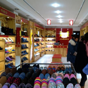 柏缘松老北京布鞋加盟和其他服装加盟品牌有哪些区别？柏缘松老北京布鞋品牌优势在哪里？