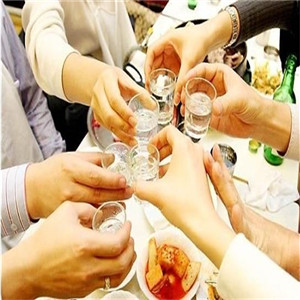 百年公主白酒加盟，酒水行业加盟首选，让您创业先走一步！