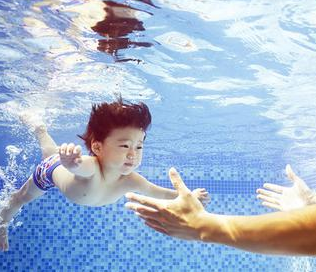 乐游宝宝亲子游泳加盟和其他幼儿教育加盟品牌有哪些区别？乐游宝宝亲子游泳品牌优势在哪里？