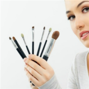 加盟丽制化妆培训有哪些优势，加盟丽制化妆培训品牌须知