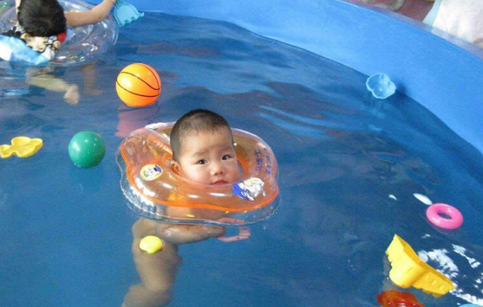 小鲸鱼婴幼儿游泳馆加盟