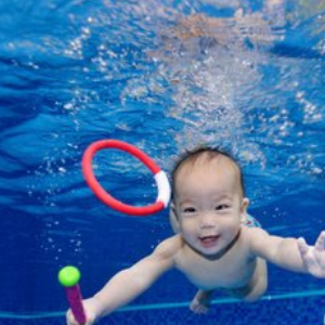 乐游宝宝亲子游泳中心加盟，幼儿教育行业加盟首选，让您创业先走一步！