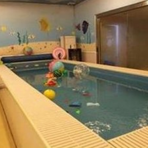 加盟童话雨婴儿游泳馆有哪些优势？我现在加盟可以吗？