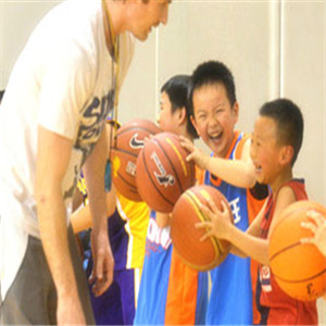 哈林秀王篮球训练营加盟