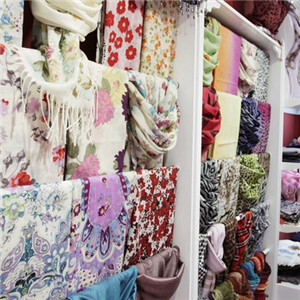 丝界围巾加盟和其他服装加盟品牌有哪些区别？丝界围巾品牌优势在哪里？