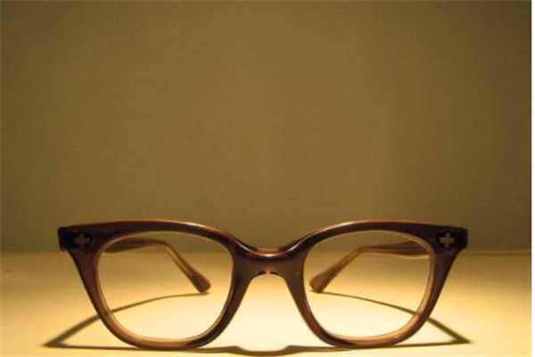 百秀眼镜加盟优势有哪些？了解优势从百秀眼镜介绍下手