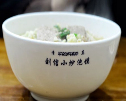 刘信牛羊肉泡馍小炒加盟，餐饮行业加盟首选，让您创业先走一步！
